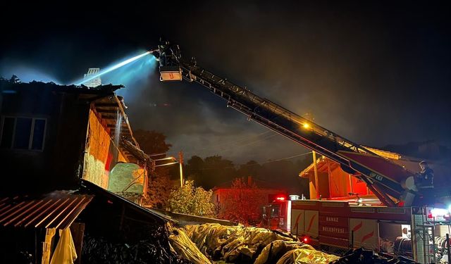 Uşak'ta yıldırım düşen evin çatısında çıkan yangın söndürüldü