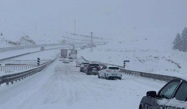 Diyarbakır–Mardin hattında kar alarmı: Ulaşım felç oldu, kazalar peş peşe yaşandı