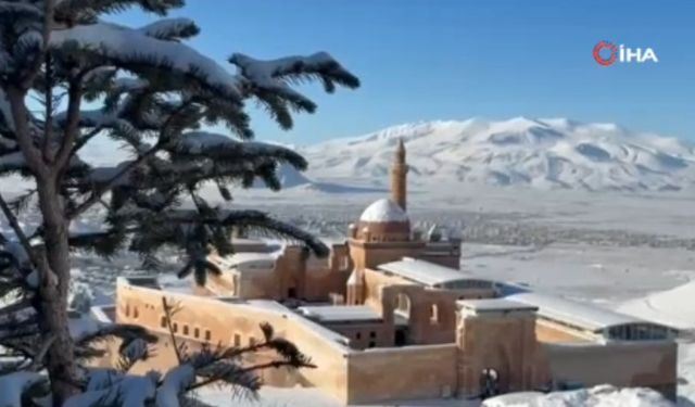 Zamanda Yolculuk: İshak Paşa Sarayı Kış Manzarasıyla Hayran Bırakıyor