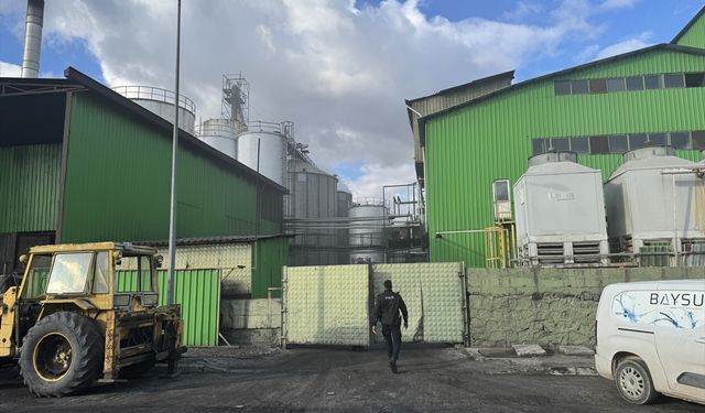 Afyonkarahisar'da bir yağ fabrikasında çıkan yangına müdahale ediliyor