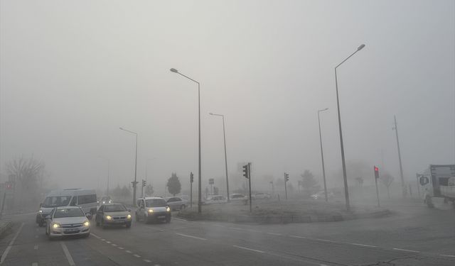 Afyonkarahisar'da sis etkili oluyor