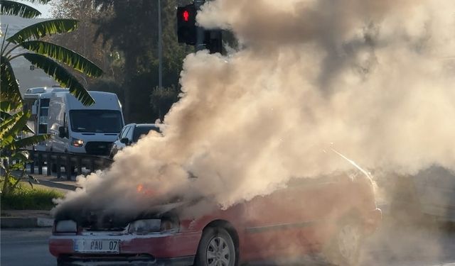 Alanya'da seyir halindeki otomobil yandı