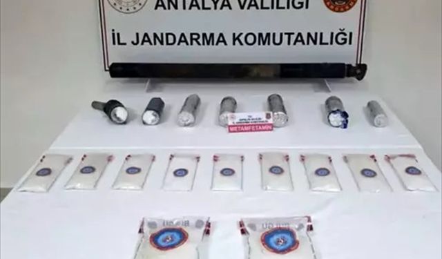 Antalya'da otomobile özel düzenekle gizlenmiş 17 kilogram uyuşturucu ele geçirildi