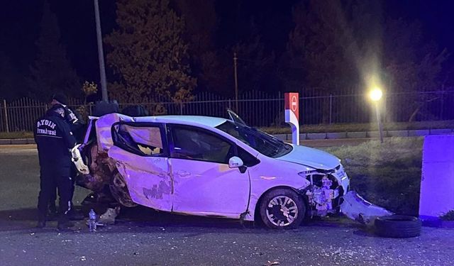 Aydın'da duvara çarpan otomobildeki 2 kişi yaralandı