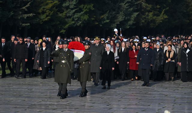 Bakan Göktaş, Türk kadınına seçme ve seçilme hakkı verilmesinin 91. yıl dönümünde Anıtkabir'i ziyaret etti