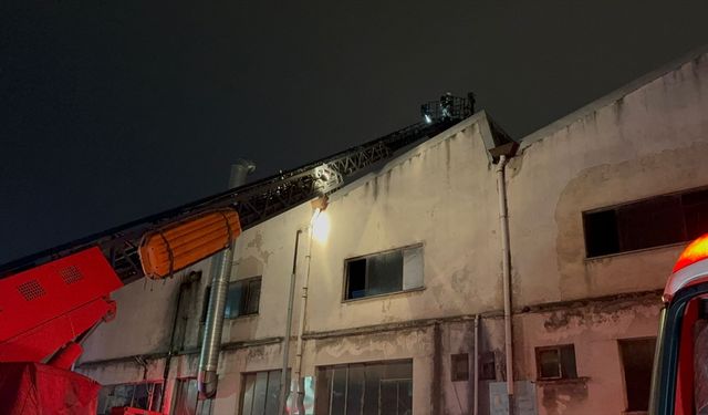 Bakırköy'de 2 katlı iş yerinde çıkan yangın söndürüldü