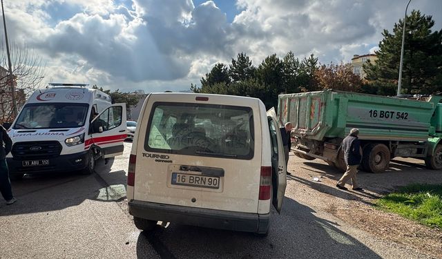 Bilecik'te hafif ticari araç ile kamyonun çarpışması sonucu 4 kişi yaralandı
