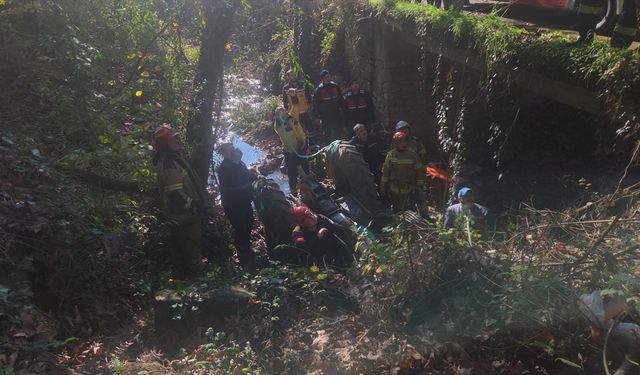 Bursa'da devrilen traktörün altında sıkışan sürücüyü ekipler kurtardı