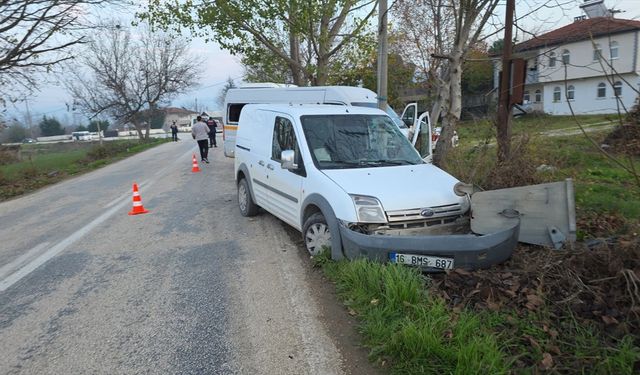 Bursa'da servis aracı ile hafif ticari aracın çarpışması sonucu 11 kişi yaralandı