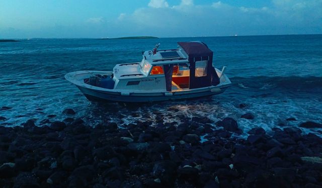 Çanakkale'de karaya oturan teknedeki 2 kişi kurtarıldı