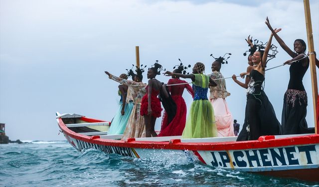 Dakar Moda Haftası balıkçı teknelerinde düzenlendi