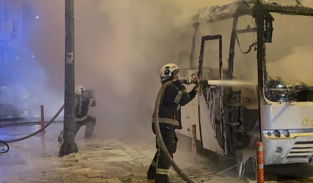 Denizli'de seyir halindeyken yanan işçi servisi kullanılamaz hale geldi