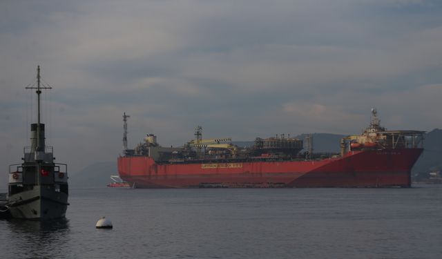 Doğal gaz tankeri 'Gryphon A' Çanakkale Boğazı'ndan geçti