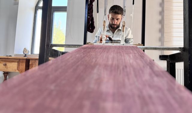 Erkek ustaların dokuduğu tescilli şal şepik kumaşı kadınların elinde ürüne dönüşüyor