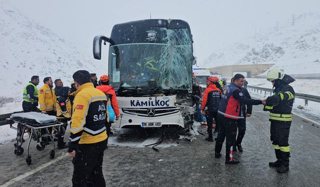 Erzincan'da otobüsün tıra çarptığı kazada 3 kişi yaralandı