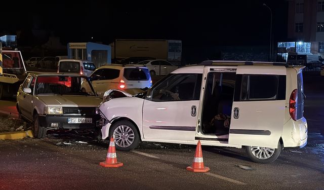 Erzurum'da zincirleme trafik kazasında 2 kişi yaralandı