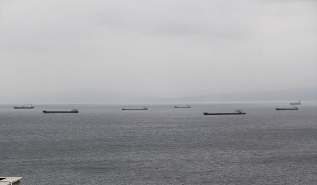 Fırtınadan kaçan yük gemileri Sinop doğal limanına sığındı