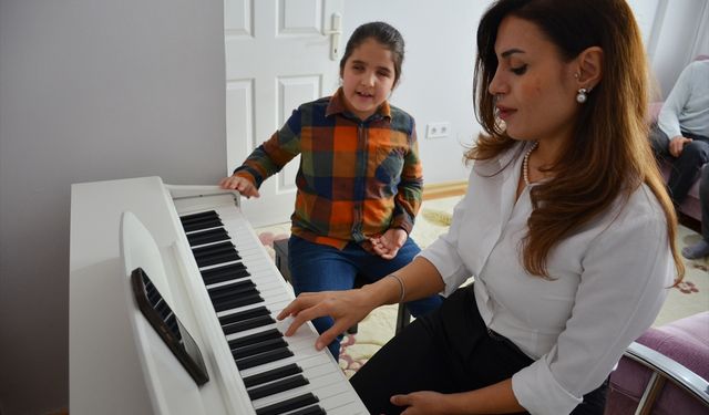 Görme engelli 8 yaşındaki Çınar piyano notalarıyla dünyasını aydınlatıyor
