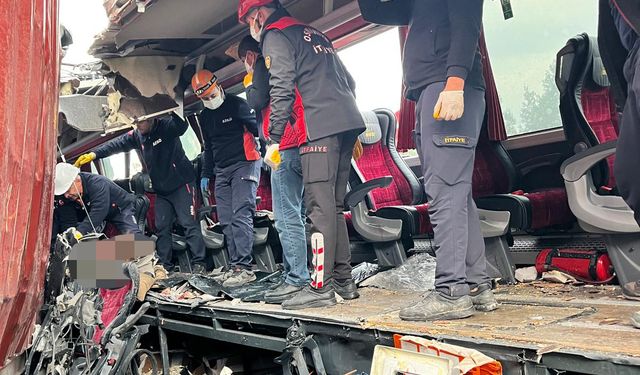 GÜNCELLEME 4 - Osmaniye'de yolcu otobüsünün tıra çarptığı kazada 7 kişi öldü, 11 kişi yaralandı