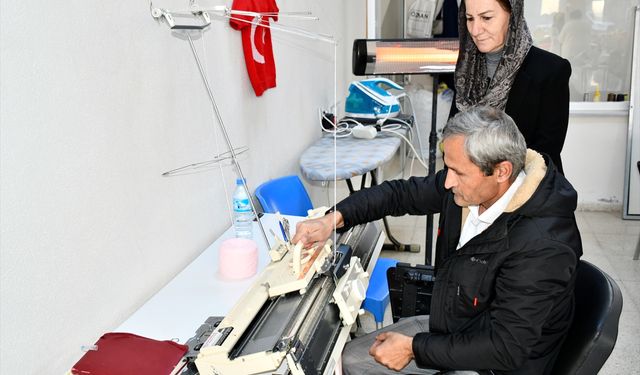 Hakkari'de engelliler katıldıkları kurslarda yaptıkları ürünlerle engellerini aşıyor