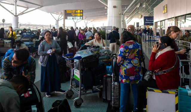 Hindistan'ın en büyük hava yolu şirketi IndiGo'nun iptal ettiği sefer sayısı 1000'i aştı