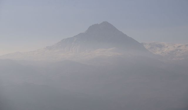 Iğdır'da Tekelti Dağı sisler arasında görüntülendi