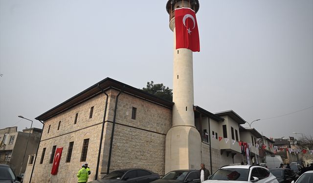 Kahramanmaraş'ta depremde yıkılan cami yeniden inşa edilerek ibadete açıldı