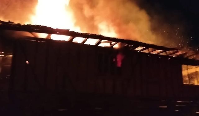 Kastamonu'da çıkan yangında 2 katlı ev kullanılmaz hale geldi