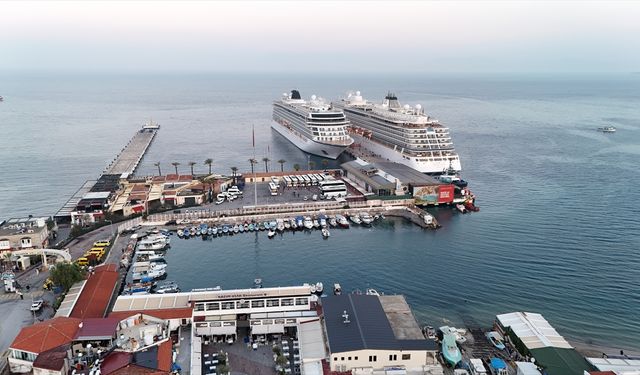 Kuşadası'na iki kruvaziyerle 1748 turist geldi