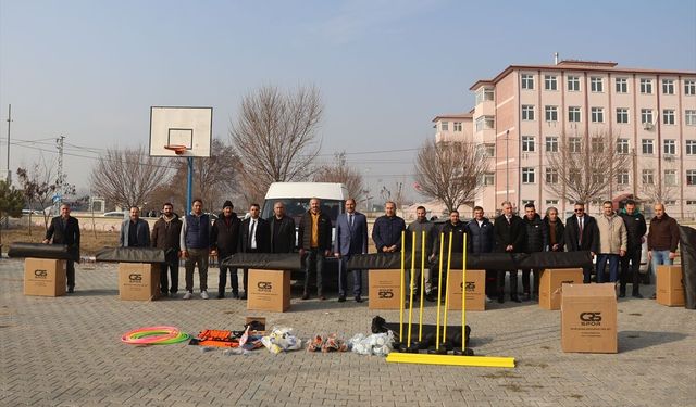 Milli Eğitim Bakanlığından Türkiye'nin en doğusundaki öğrencilere spor malzemesi desteği