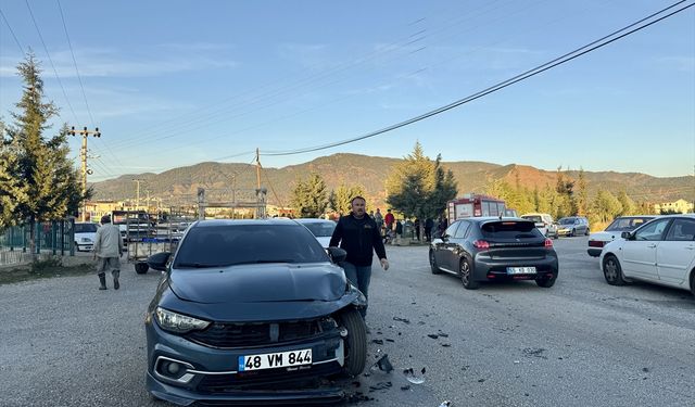 Muğla'da iki otomobilin çarpıştığı kazada 5 kişi yaralandı