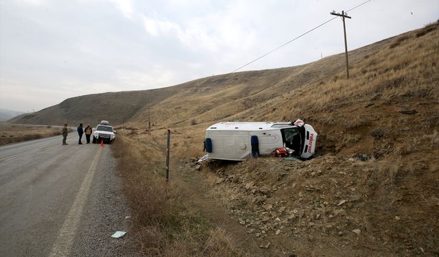 Muş'ta devrilen ambulanstaki 3 sağlık personeli yaralandı