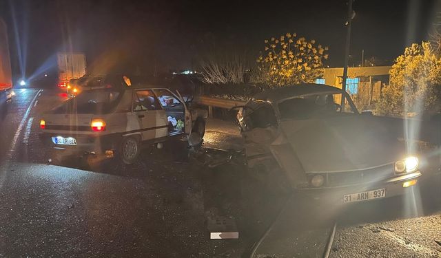 Osmaniye'de iki otomobilin çarpıştığı kazada 1 kişi öldü, 4 kişi yaralandı