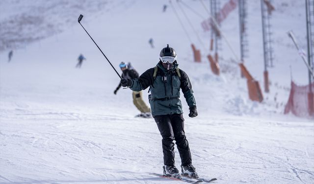 Palandöken ve Sarıkamış kayak merkezlerindeki bazı pistlerde kayak yapılmaya başlandı