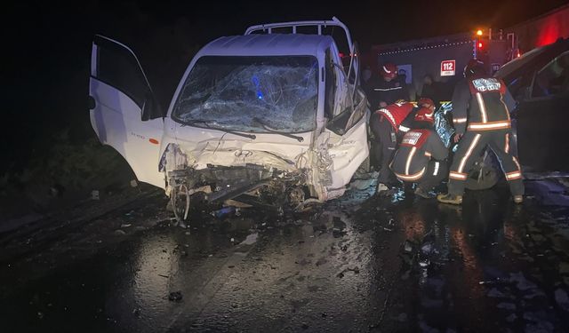 Sakarya'da panelvanla kamyonetin çarpışması sonucu 1 kişi öldü, 3 kişi yaralandı