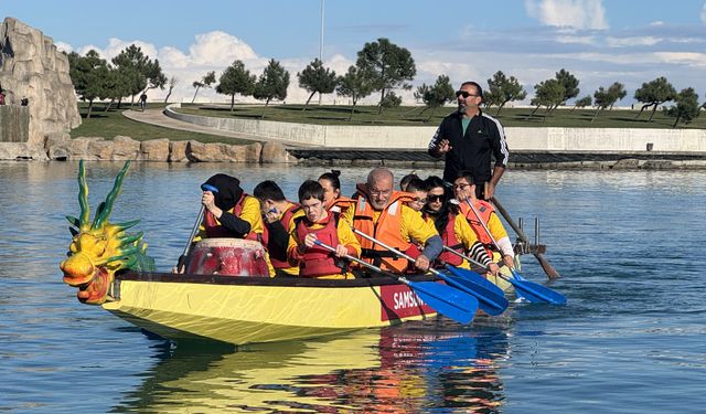 Samsun'da Dragon Bot Yarışları'nda engelli sporcular kürek çekti