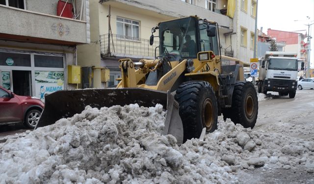 Sarıkamış'ta yoğun yağışla biriken kar, kamyonlarla ilçe dışına taşınıyor