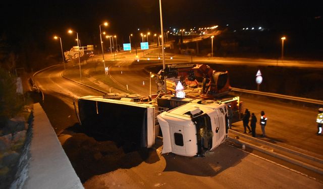 Sinop'ta kömür yüklü tır devrildi, 2 kişi yaralandı
