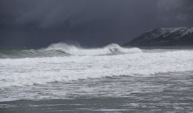 Sinop'ta şiddetli fırtına deniz taşımacılığını olumsuz etkiledi