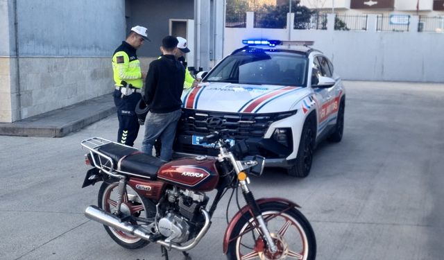 Sinop'ta trafiği tehlikeye düşüren motosiklet sürücüsüne 5 bin 146 lira ceza verildi