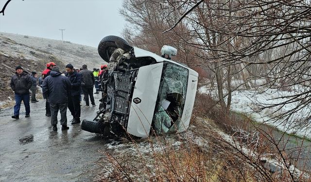 Sivas'ta öğrenci servisinin devrildiği kazada 15 kişi yaralandı