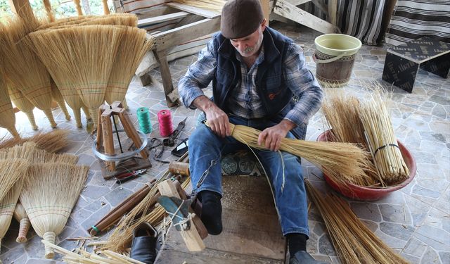 Süpürge üretimi Gökçeoluk köyündekilerin gelir kapısı olmaya devam ediyor