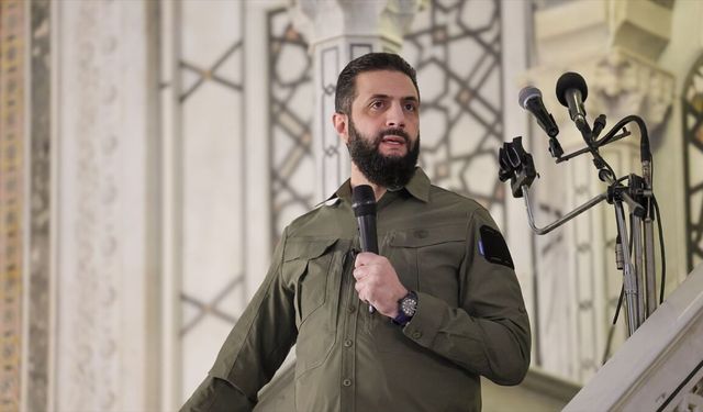 Suriye Cumhurbaşkanı Şara, devrimin yıl dönümünde Emevi Camisi'nden kardeşlik mesajı verdi