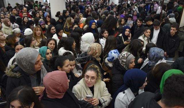 'Taşacak Bu Deniz' dizisi oyuncuları Trabzon Film Festivali'nde seyircileriyle buluştu