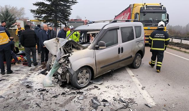 Tokat'ta hafif ticari araç ile tırın çarpıştığı kazada 4 kişi yaralandı