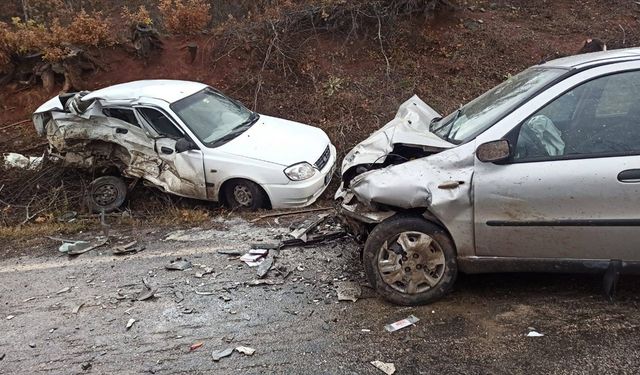 Tokat'ta iki otomobilin çarpıştığı kazada 1 kişi öldü, 2 kişi yaralandı