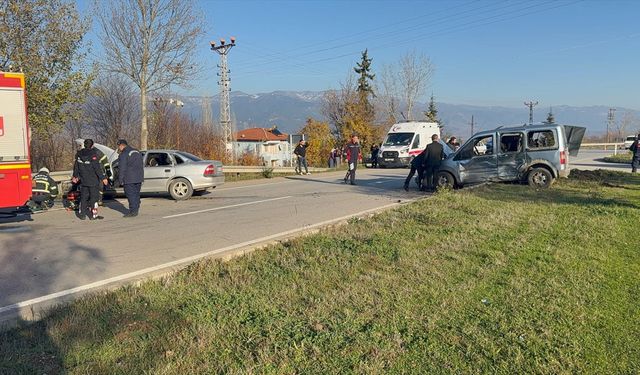 Tokat'ta otomobil ile hafif ticari aracın çarpıştığı kazada 3 kişi yaralandı