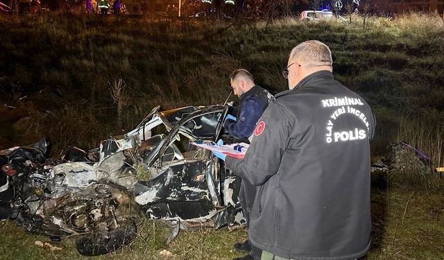 Uşak'ta şarampole devrilen otomobildeki 2 kişi öldü, 1 kişi yaralandı