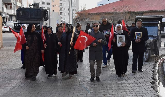 Vanlı aileler, DEM Parti İl Başkanlığı önündeki eylemlerini sürdürdü