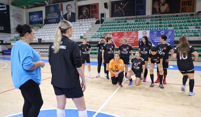 Veteran kadın hentbolcular, hemcinslerine örnek olmak için sahada ter döküyor